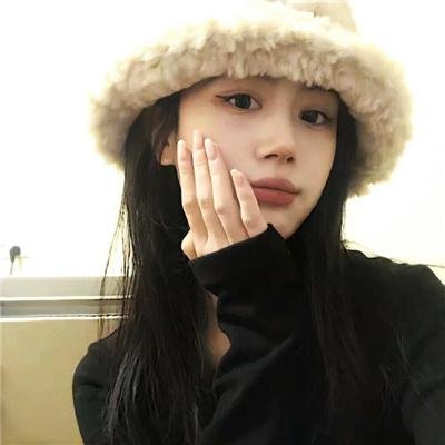 《神秘女子自称某顶流初恋，晒合照索要分手费》配图