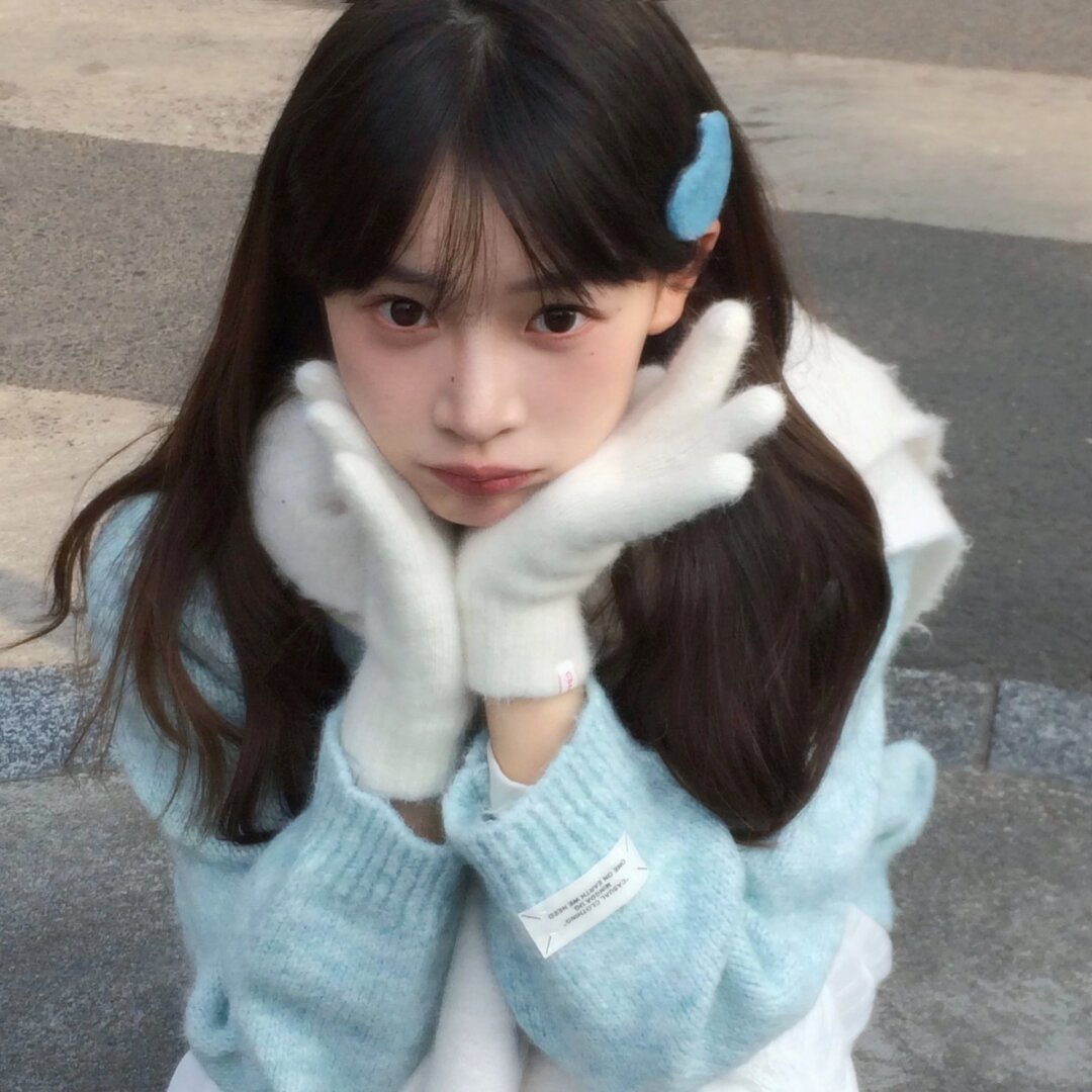 《神秘女子现身机场，与某影帝同回别墅》配图