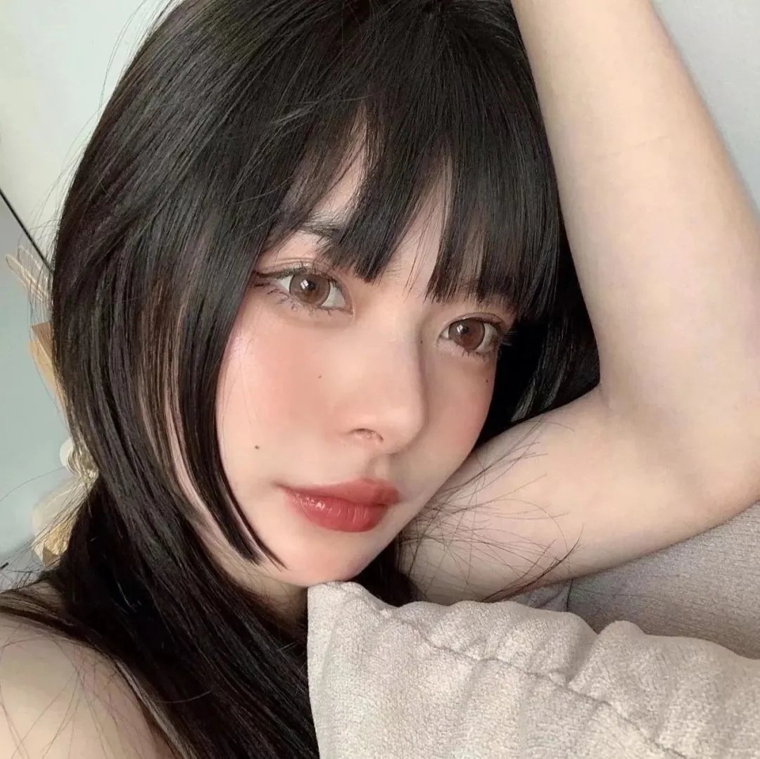 《某女爱豆被曝校园霸凌，同学晒旧照》配图