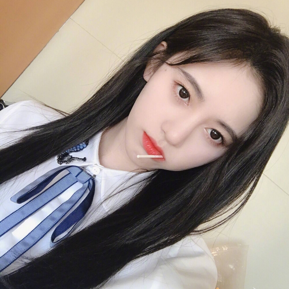 《某女星被闺蜜曝整容失败，鼻子歪了不敢见人》配图