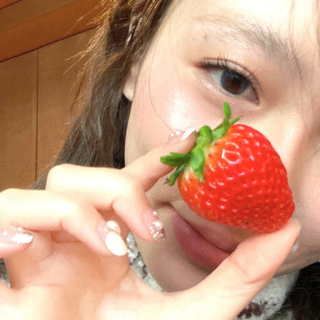 《某女爱豆被曝校园霸凌，同学晒出被撕烂的校服》配图